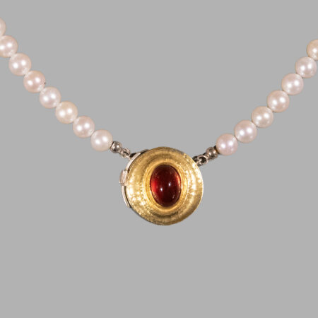 Perlcollier mit Granatanhänger